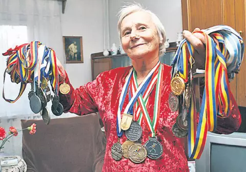 Video EXCLUSIV/Atleta veterană Elena Pagu petrece Vinerea Mare la stomatolog. Implanturi dentare la 91 de ani!