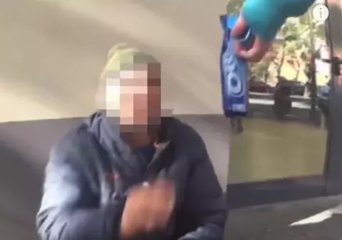 VIDEO/ Cerșetor român din Barcelona, umilit de un vlogger spaniol care i-a dat biscuiți Oreo cu pastă de dinți