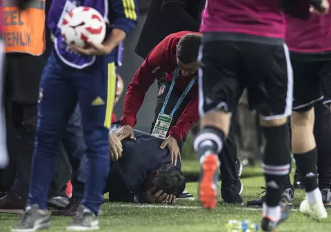 Incidente la meciul Fenerbahce - Beșiktaș. Jocul a fost oprit. Antrenorul oaspeților, la spital / GALERIE FOTO&VIDEO