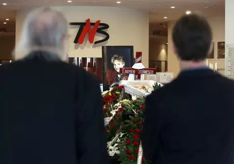 Actrița Carmen Stănescu, condusă pe ultimul drum: “Odată cu ea apune regalitatea teatrului românesc”. Actorii tineri n-au fost la priveghi!