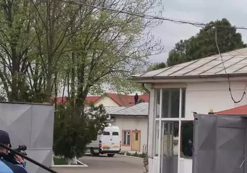 Deținutul de la Penitenciarul Focșani a coborât de pe clădire după trei zile. Bărbatul protesta pe acoperiș