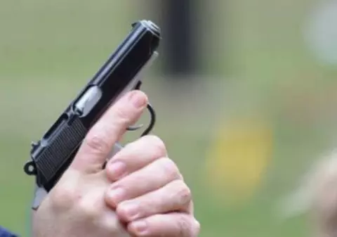 Scandal în stradă la Târgu-Cărbuneşti oprit cu focuri de armă de poliţişti