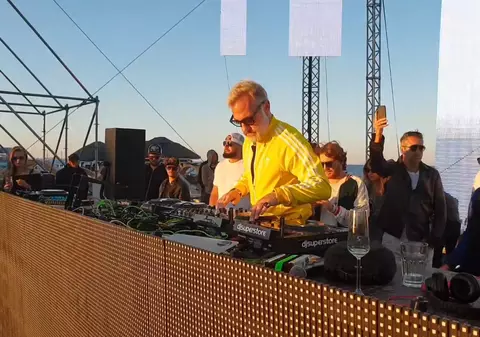 VIDEO/ Gianluca Vacchi a mixat într-un club de fițe din Mamaia. Sute de tineri au dansat alături de milionarul italian