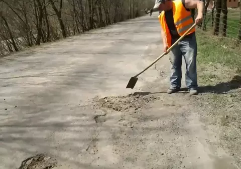 Gropi acoperite cu pământ, pe un drum din Maramureș. Muncitorii au fost sancționați