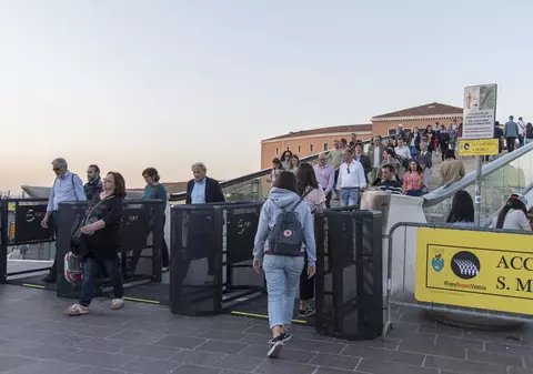 Veneția limitează numărul turiștilor. Autoritățile au instalat porți de acces