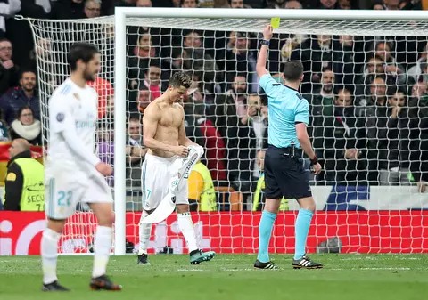 Cristiano Ronaldo, mai deștept decât Moruțan. Portughezul a luat galben după ce s-a dezbrăcat, dar intră ”curat” în semifinalele UCL