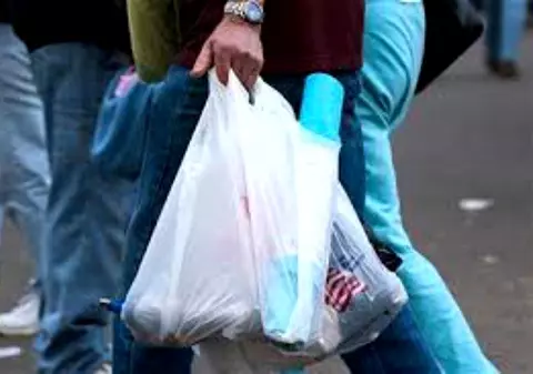 Legea care interzice comercializarea pungilor de plastic, începând cu 2019, a fost promulgată de Iohannis