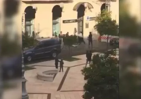 Un tânăr, bătut crunt de șase români într-o piață din Italia