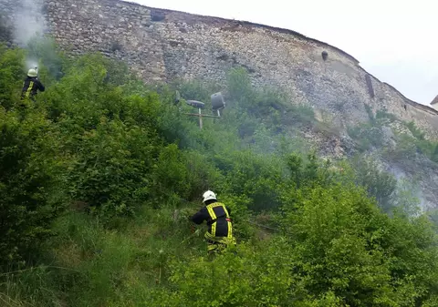 Incendiu de vegetaţie uscată lângă zidurile Cetății Râşnov. Pompierii au stins focul după o oră/ FOTO