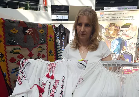 REPORTAJ / O craioveancă vrea să îi invețe pe tineri să poarte cu mândrie ia: “A trebuit să ne deschidă străinii ochii”