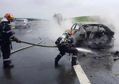FOTO/VIDEO| Un BMW s-a făcut scrum pe Autostrada A1, care leagă Timișoara de Lugoj
