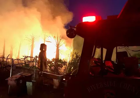 FOTO | Incendiu lângă festivalul Coachella. Flăcările s-au extins pe 15 hectare