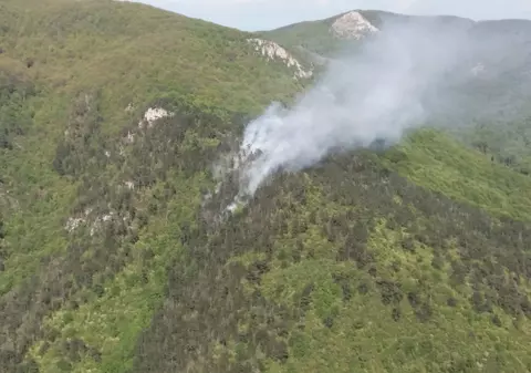 Operațiune de amploare pentru stingerea incendiului din Parcul Național Domogled – Valea Cernei. Pompieri din patru judete urcă aproape pe coate 15 kilometri