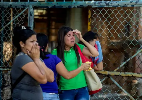 Poliţişti arestați în Venezuela după incendiul dintr-o închisoare, care a ucis zeci de deținuți