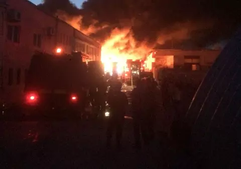 Incendiu la o fabrică de mase plastice din Hunedoara. Un muncitor a fost rănit