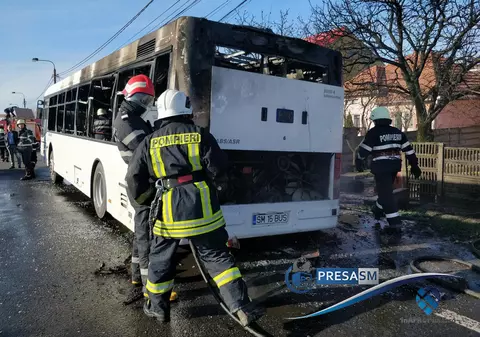 Autobuz în flăcări la Satu Mare. Pompierii au intervenit de urgență
