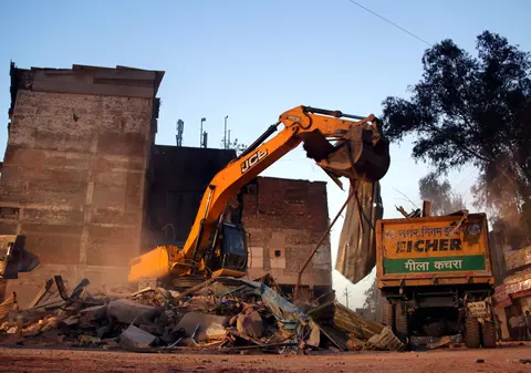 Un hotel din India s-a prăbușit după ce o mașină a intrat în el. Zece persoane au murit