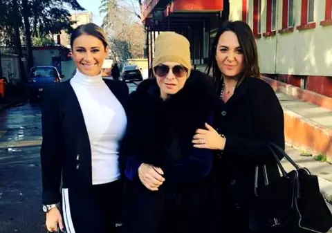 Mesajul copleșitor scris pe crucea Ionelei Prodan de cele două fiice. Ți se rupe sufletul