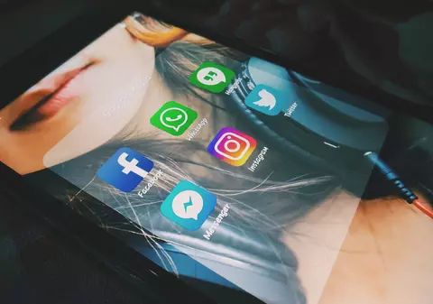 Facebook scanează tot ce trimiți pe Messenger