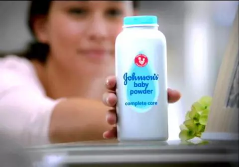 Johnson&Johnson va plăti despăgubiri de 117 milioane de dolari americanului care a făcut cancer din cauza pudrei de talc