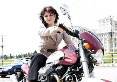 Lia Olguța Vasilescu, poziție indecentă în fața medicilor. "O poză cât 1.000 de glume proaste cu veniturile personalului sanitar"