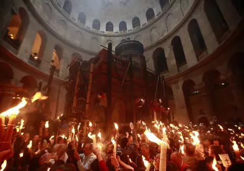Sfânta Lumină de la Ierusalim va fi adusă sâmbătă seara cu un avion special