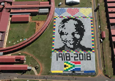 Un portret al lui Mandela, care se vede din spațiu, a fost expus în curtea unei închisori