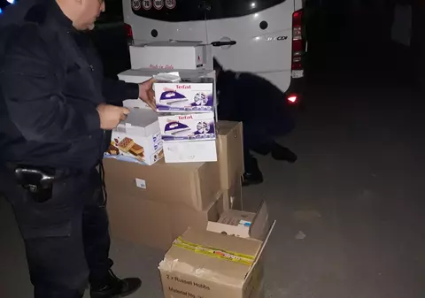 Un şofer de TIR a fost prins noaptea când fura marfa din propriul camion