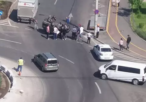 O femeie cu alcoolemie 1,32 mg/l s-a răsturnat cu maşina într-o intersecţie din Galați. Ar fi profesoară şi soţie de poliţist