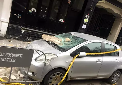 Primăria Capitalei, despre bucățile dintr-un balcon care au căzut peste două mașini în Centrul Vechi: ”Proprietarii au fost amendați și anul trecut”