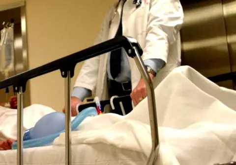 Medicul a luat șpagă 4.000 de lei de la părinți, dar nu le-a salvat bebelușul. Nou-născutul pe care l-a operat pe bani a murit după două luni