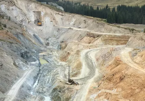 Vast Resources a semnat un contract de 9,5 milioane de dolari cu Mercuria Energy, un gigant elvețian, pentru minereurile extrase din România