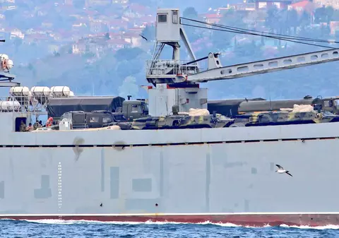 FOTO | Două nave de război ale Rusiei, încărcate cu echipamente militare, se îndreaptă către Siria