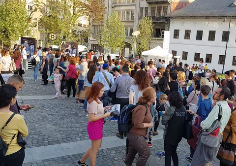 FOTO/ Aglomerație la Noaptea Cărților Deschise. Zeci de oameni au stat la coadă să ia un volum gratis