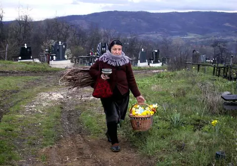 REPORTAJ/ Paștele în Banat. Obiceiul focurilor în cimitire dispare încet-încet: "Tot mai mult, cei de acasă pleacă la cei plecați”