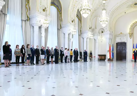 Klaus Iohannis a decorat mai multe spitale și medici: ”Este nevoie rapid de măsuri concrete pentru a rezolva problemele cronice ale sistemului sanitar”