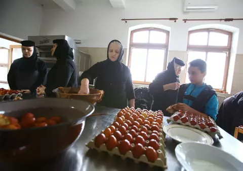 Măicuțele de la Mânăstirea Șag au înroșit 1.000 de ouă - GALERIE FOTO