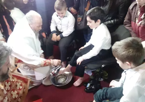 Tradiţie respectată cu sfinţenie la Galaţi, în Joia Mare. IPS Casian a săvârşit rânduiala spălării picioarelor a 12 copii/ FOTO