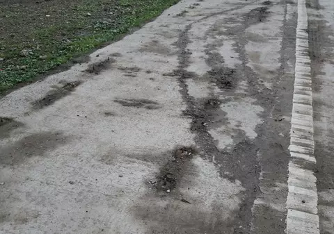 Parcarea de pe un drum naţional a rămas doar cu asfaltul după ce hoții au furat tot ce se putea