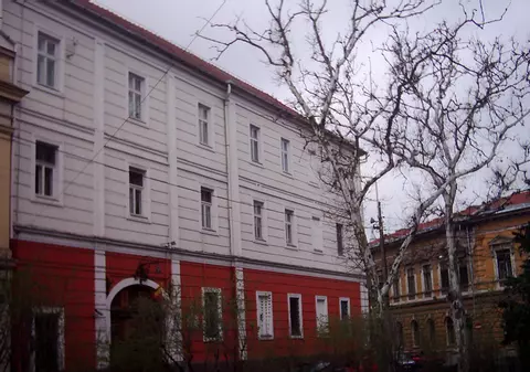 Un agent de la Penitenciarul Oradea a fost găsit mort în piscina unui hotel. Bărbatul participa la o petrecere împreună cu alți colegi