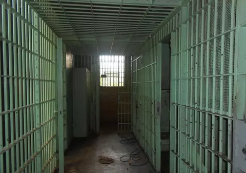 Trei clădiri ale Penitenciarului Poarta Alba au fost evacuate pentru că nu mai prezintă siguranţă