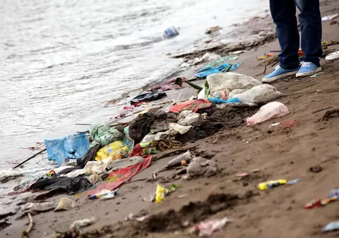 A fost creată enzima care devorează plasticul. Ar putea fi salvarea oceanelor
