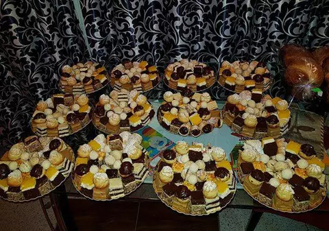 REPORTAJ/ Și-a transformat pasiunea în “Prăjitureală” pentru prieteni, mai ales de sărbători! Record de gătit: 43 de ore încontinuu