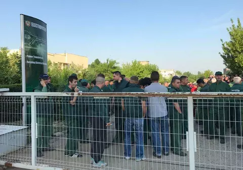 FOTO și VIDEO/ Salariații de la Electroputere Craiova au protestat din nou din cauza salariilor mici
