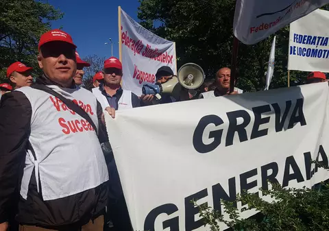 UPDATE. Protest la Ministerul Transporturilor. Sindicaliștii CFR au pornit în marș spre Guvern. Ministrul Transporturilor, huiduit