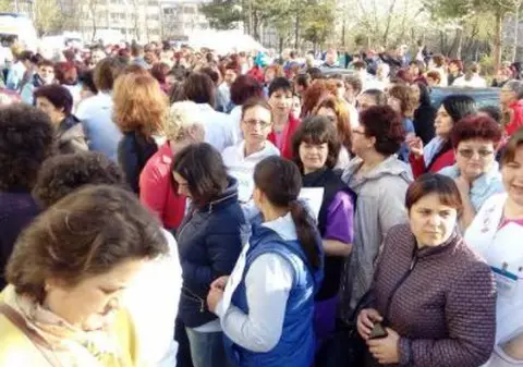 Protest al angajaților Spitalului de Psihiatrie Cronici din Dumbrăveni, Vrancea. Au primit salarii diminuate și cu 800 de lei