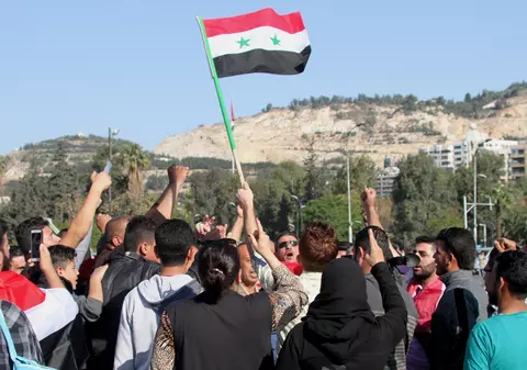 FOTO | Sirienii protestează pe străzile Damascului față de bombardamentele SUA