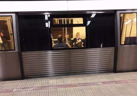Un bărbat a fost prins sub metrou, în staţia Basarab, după ce "a căzut accidental"