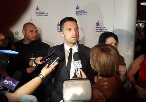 VIDEO/Primele imagini cu actorul Sebastian Stan în România. A fost bătaie pentru o poză cu el!