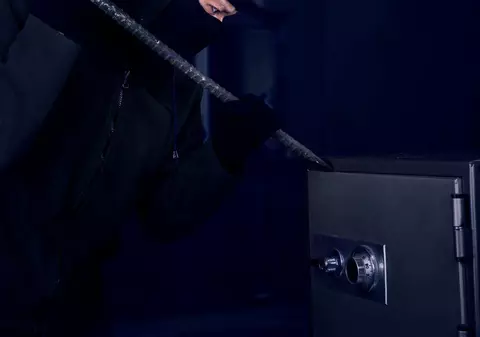 Un tânăr a  jefuit noaptea pizzeria la care lucra ziua.  Din seiful firmei a furat 12.000 de lei, dar nu a apucat să cheltuiască nici un leu